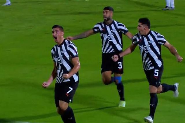 Cardozo usa a cabeça e dá vantagem ao Libertad em busca dos oitavos de final (vídeo)