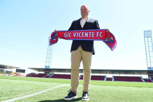 Vítor Campelos apresenta-se e confirma saída de Fran Navarro