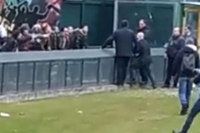 Presidente cospe nos adeptos do próprio clube (vídeo)