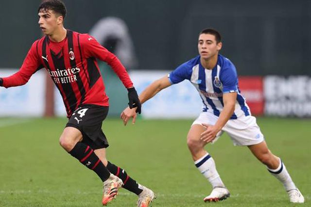 Oficial: jovem médio renova e junta-se a Leão na equipa principal