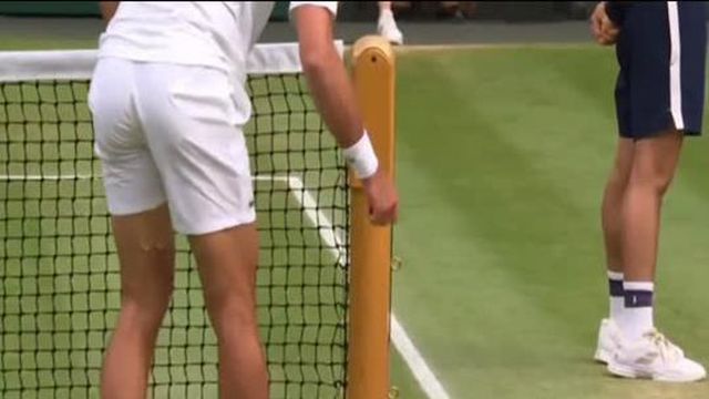 Djokovic irrita-se e... parte a raquete!