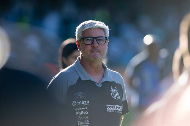 Oficial: treinador de saída