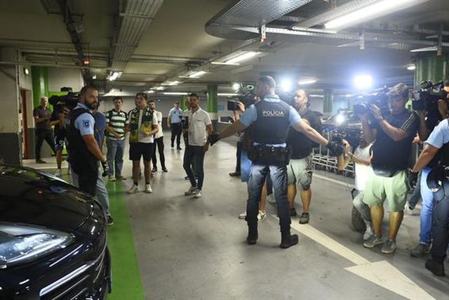 Polícias, adeptos e jornalistas: foi assim a chegada de Gyokeres (fotogaleria)