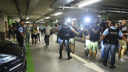 Polícias, adeptos e jornalistas: foi assim a chegada de Gyokeres (fotogaleria)