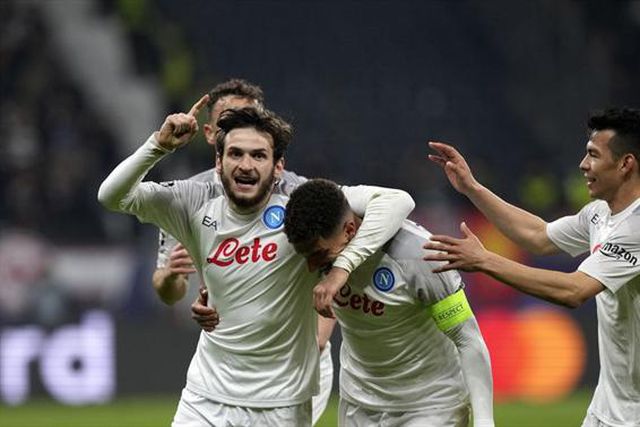 Nápoles vence em Frankfurt e tem 'pé e meio' nos 'quartos' (veja os golos)
