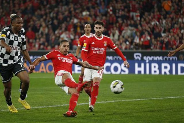 Gilberto oportuno na área abre o marcador (vídeo)