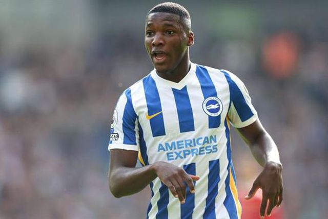 Caicedo renova após ter estado com um pé fora