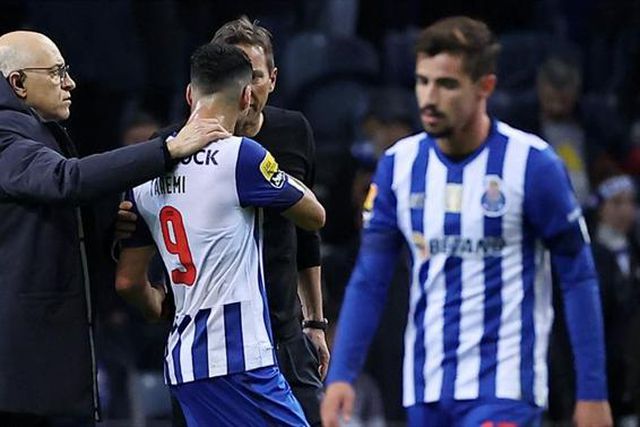 Taremi tentou puxar Schmidt pelo pescoço (vídeo)