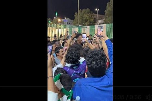 Firmino 'engolido' por adeptos do Al Ahli (vídeo)
