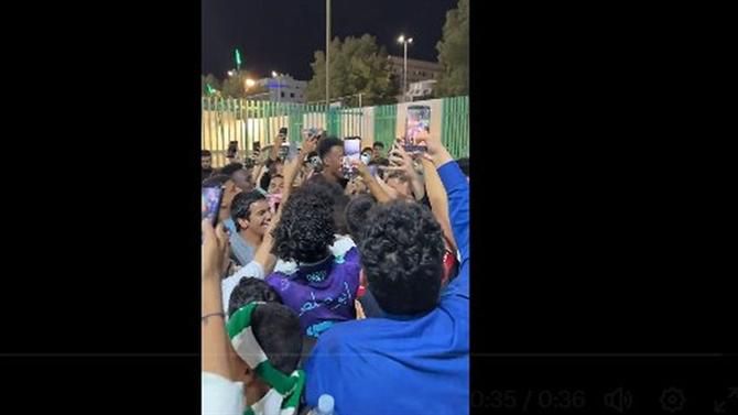 Firmino 'engolido' por adeptos do Al Ahli (vídeo)