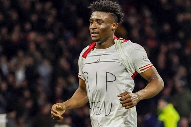 De aplaudir: árbitro permitiu homenagem de compatriota a Atsu (vídeo)