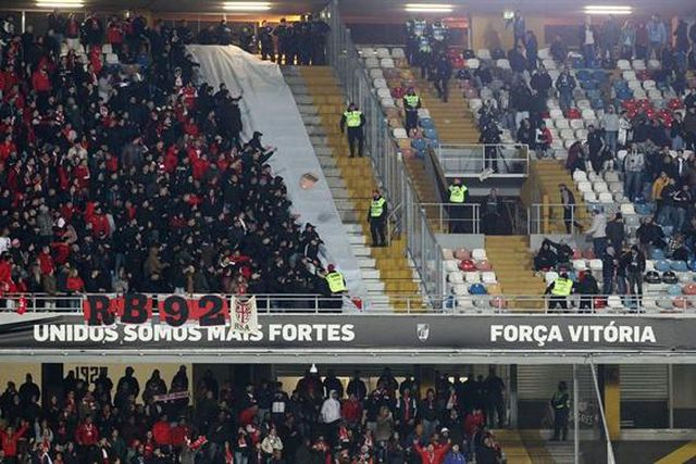 Cadeiras e tochas a voar no dérbi do Minho: o que aconteceu