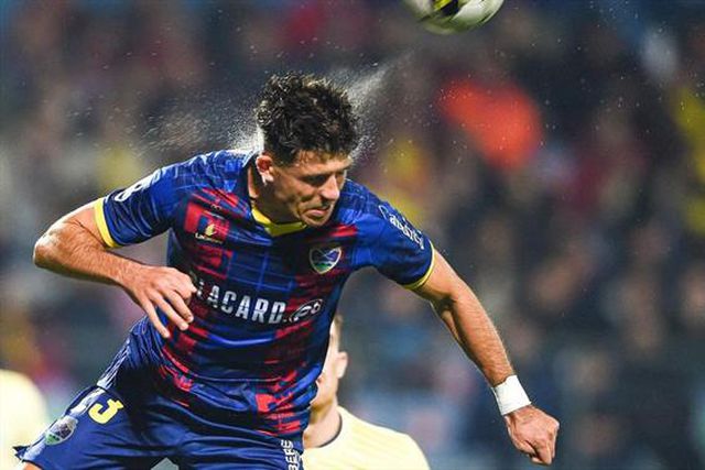 Héctor cabeceia e bate Adán (vídeo)