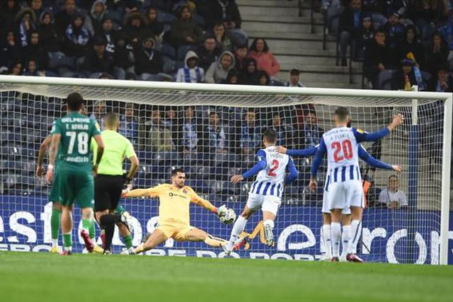 Tiago Gouveia aproveita ressalto para empatar no Dragão (vídeo)