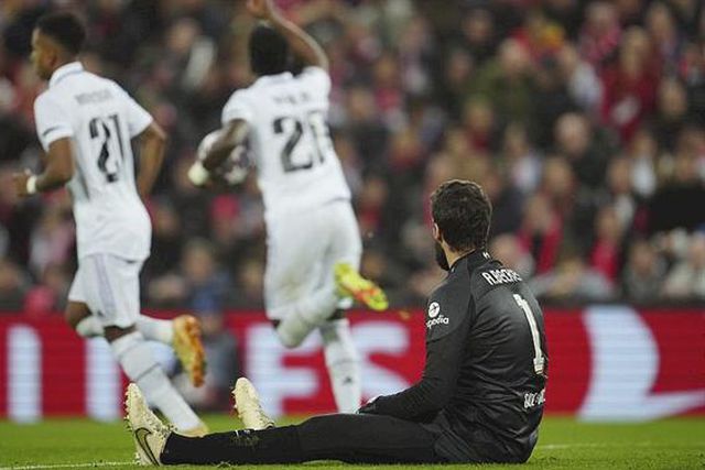 Está tudo louco?! Alisson 'copiou' Courtois e ofereceu golo para os apanhados (vídeo)