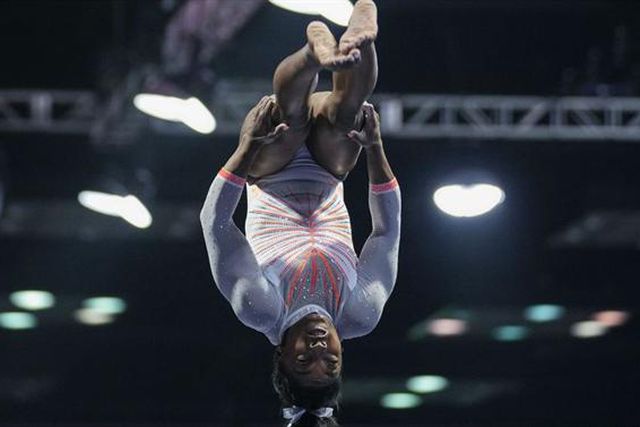 Simone Biles regressa na final de trave