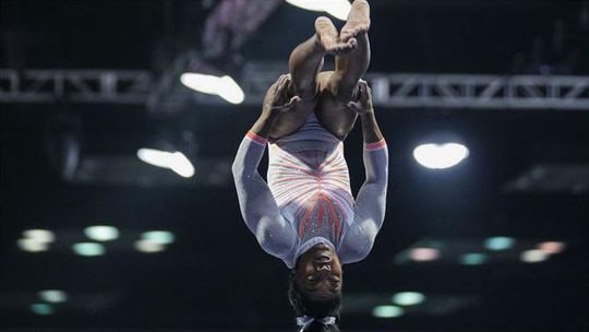 Simone Biles regressa na final de trave