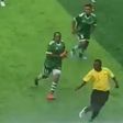 Árbitro perseguido e agredido por jogadoras (vídeo)