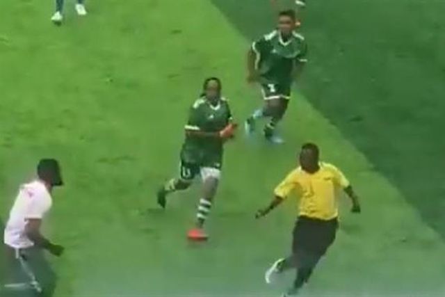 Árbitro perseguido e agredido por jogadoras (vídeo)