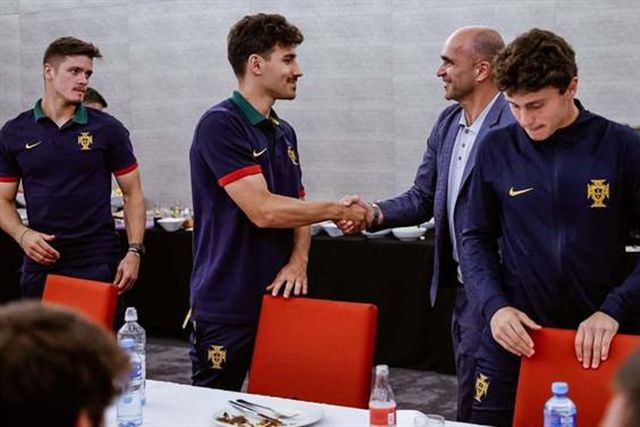 Voo atrasou e Martínez só apareceu para jantar