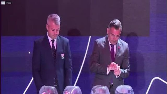 A bola não abre? Bogdan Stelea resolve assim