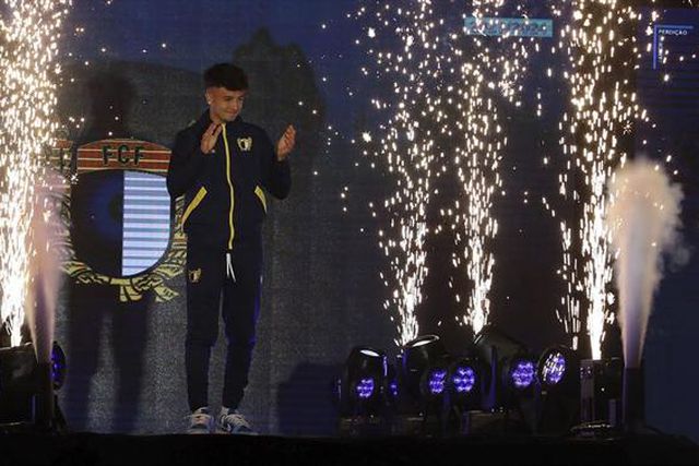 Multidão aplaudiu desfile de craques e destacou Iván Jaime