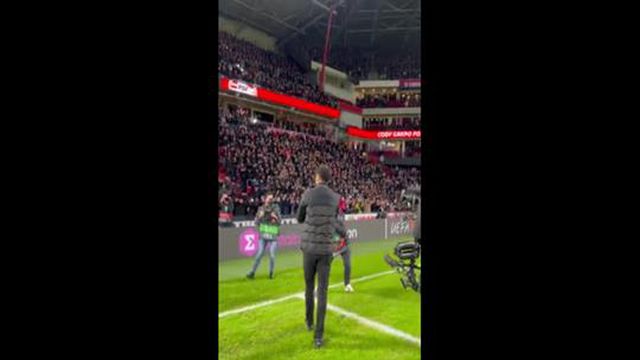 Gakpo homenageado em Eindhoven pelos adeptos do antigo clube