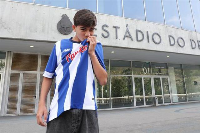 Assina contrato de formação e já pensa em… «ganhar ao Benfica»