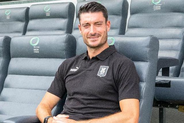 Ultras invadem conferência e obrigam treinador a sair (vídeo)