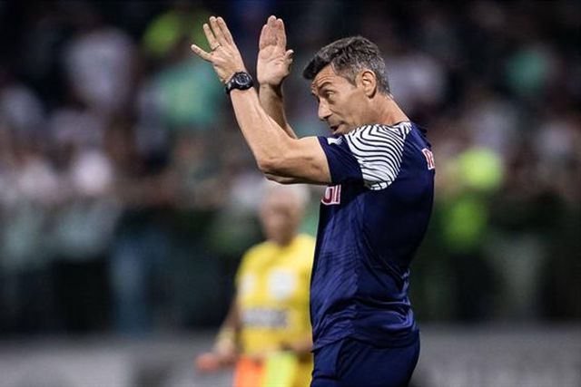 Caixinha empata e falha ultrapassagem a Abel Ferreira