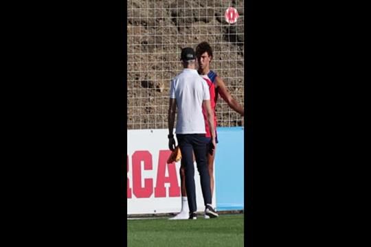 Momento tenso entre João Félix e o diretor desportivo do Atlético Madrid, Andrea Berta, no treino dos 'colchoneros'  esta segunda-feira