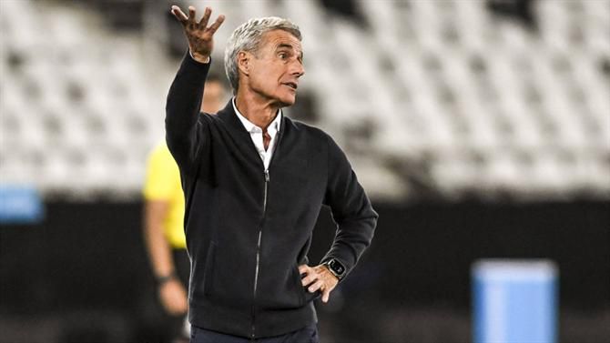 Botafogo ponderou proibir Luís Castro de estar no banco