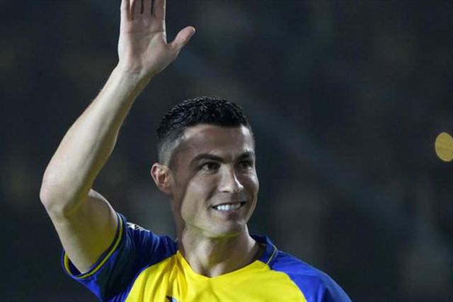 Adversários esperaram Ronaldo no final para pedir autógrafos (vídeo)