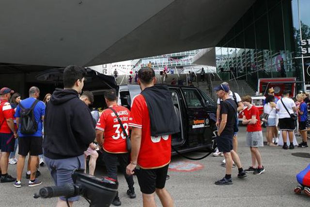 Ambiente de festa para ver possível estreia de Di María e Jurásek (fotos)