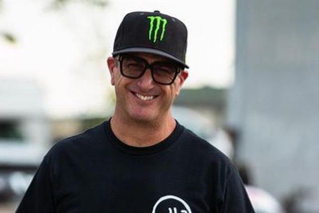 Fazia o impossível ao volante de um carro, morreu debaixo de uma moto de neve (vídeo)