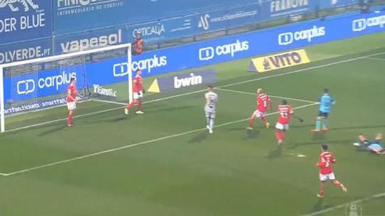 Duplo falhanço inacreditável do Vizela frente ao Benfica (vídeo)