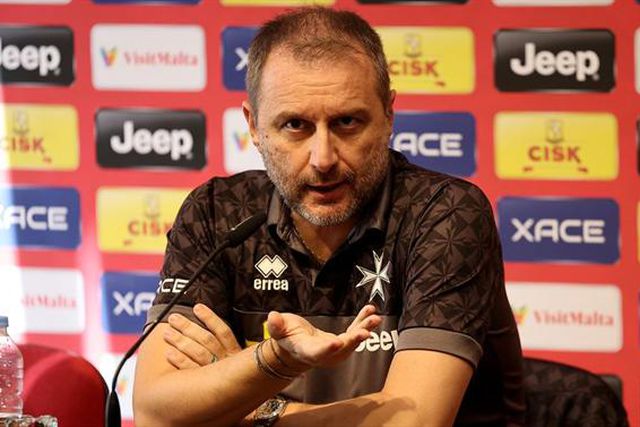 Selecionador suspenso por alegada conduta sexual imprópria contra um jogador