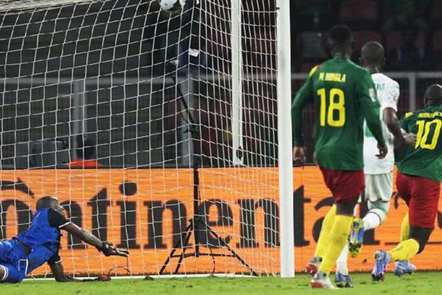 Camisola remendada de guarda-redes improvisado vale multa pesada (foto)