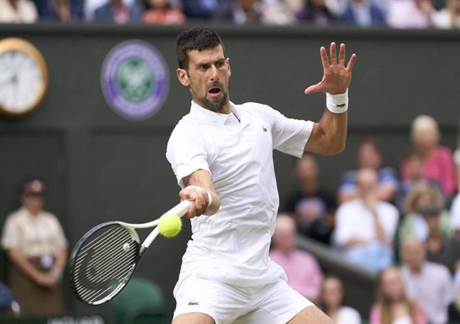 Djokovic nas 'meias' de Wimbledon com vitória sobre Rublev