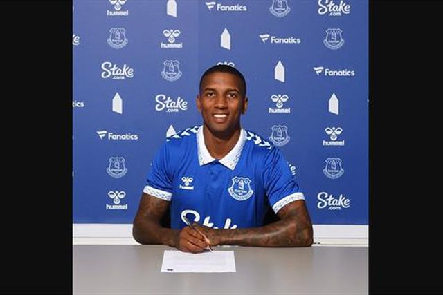 Oficial: Ashley Young assina com novo clube aos 38 anos!