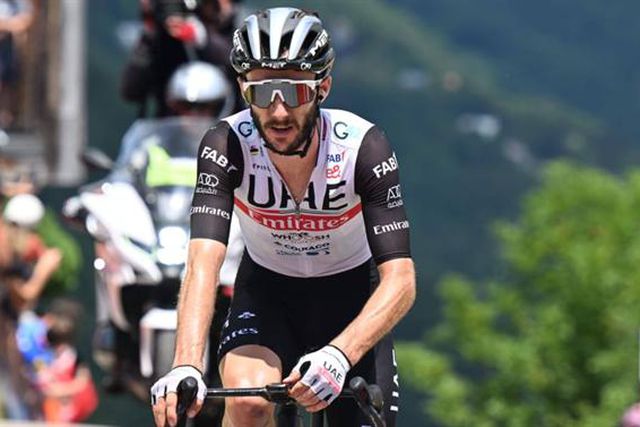 Volta a França: Adam Yates vence luta de irmãos e é o primeiro líder