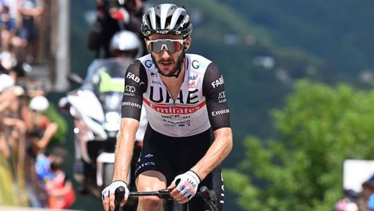 Volta a França: Adam Yates vence luta de irmãos e é o primeiro líder