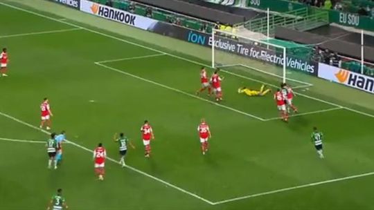 Paulinho garante a reviravolta no marcador frente ao Arsenal (vídeo)