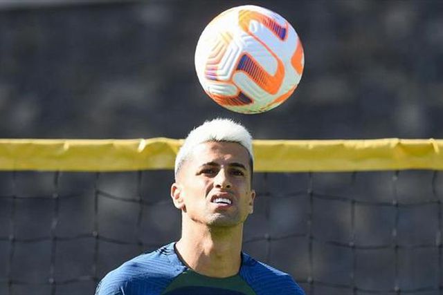 João Cancelo 'mete' vida privada num relógio!