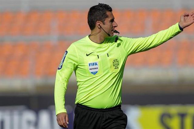 Árbitros portugueses fora do relvado mas no VAR