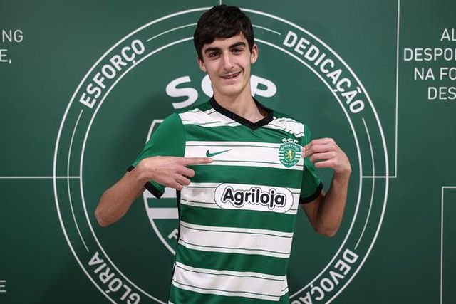 Rodrigo Correia assina contrato