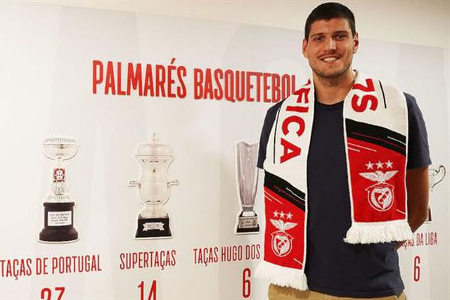 Oficial: Benfica contrata poste que já jogou no FC Porto e no Sporting