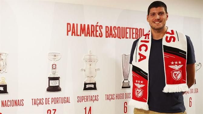 Oficial: Benfica contrata poste que já jogou no FC Porto e no Sporting