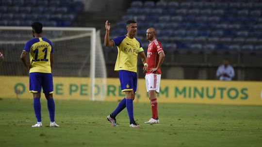 Ronaldo aplaudido e Talisca assobiado