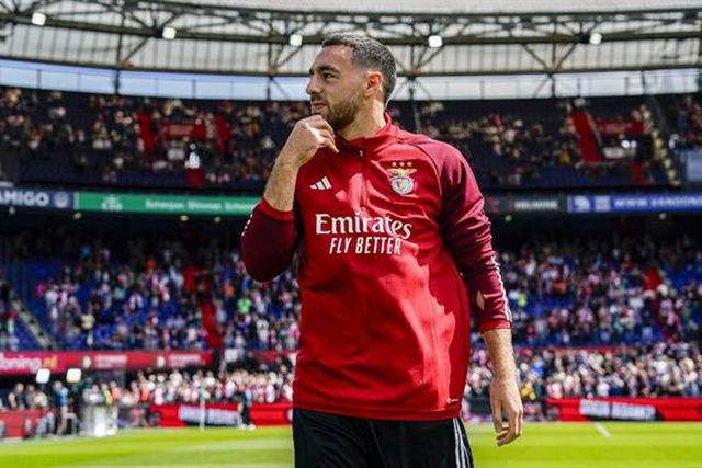 Kokçu homenageado pelo Feyenoord e não contém as lágrimas (vídeo)